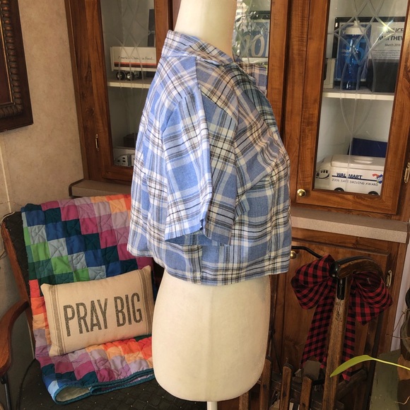 Romwe size large 8/10 cropped blue plaid short sleeve shirt. Super cute EUC - Picture 2 of 3